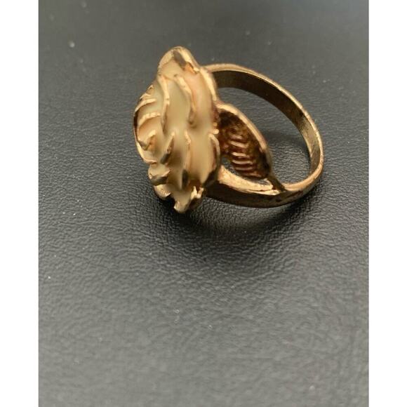 Cream Enamel And Gold Tone Flower Rose Fashion Ring Size 7.75 - Picture 2 of 6